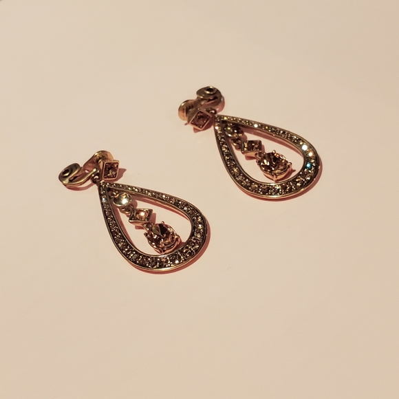 Signed Monet Vintage clip on Earrings! - Picture 7 of 11